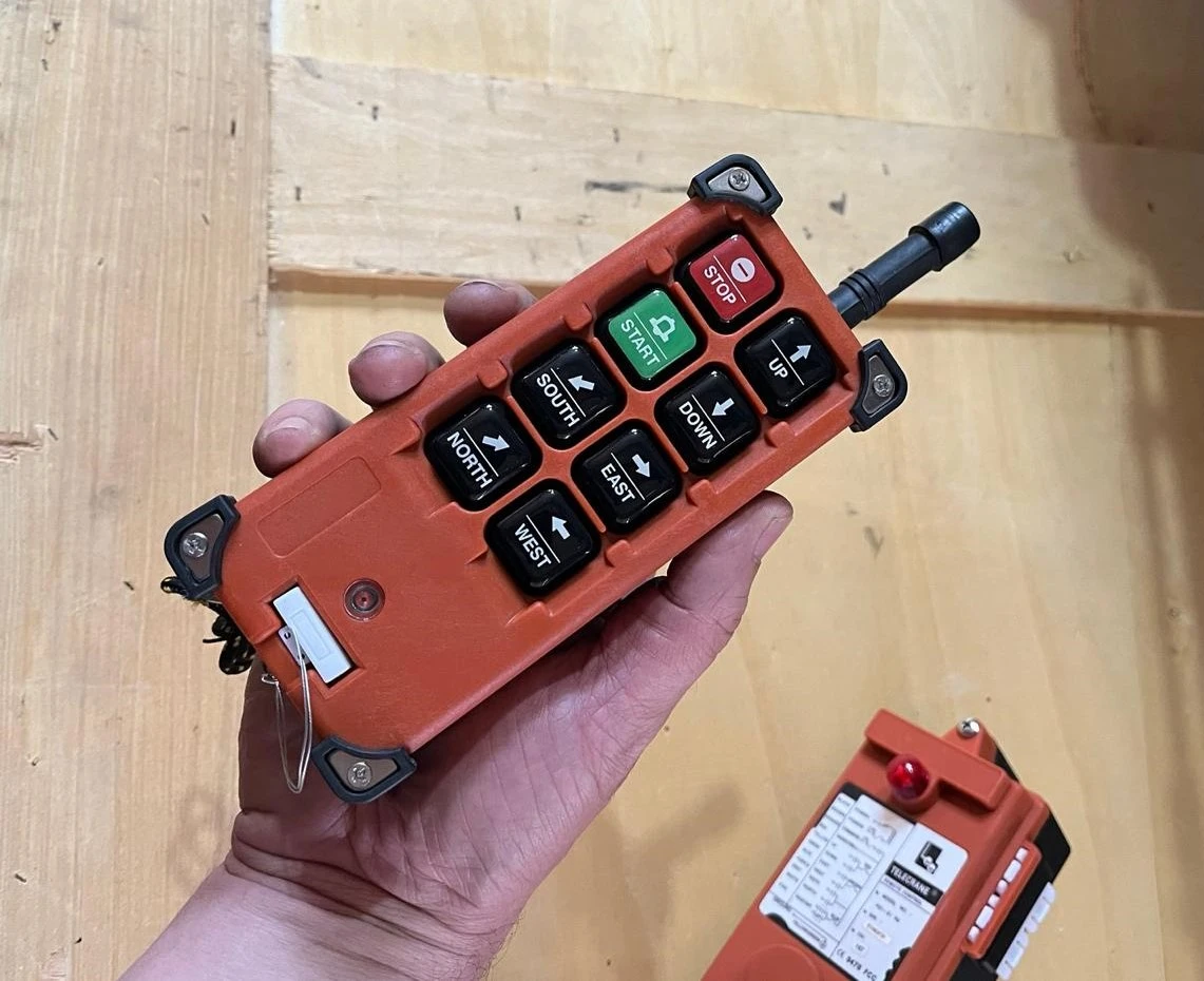 Control remoto sostenido con una mano