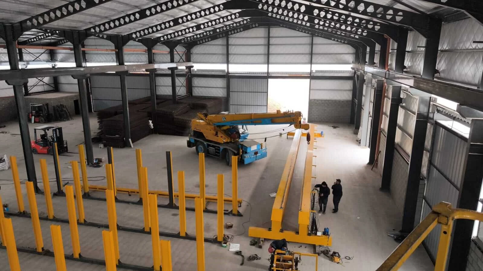 grua elevadora con puente grua en el suelo toma panoramica