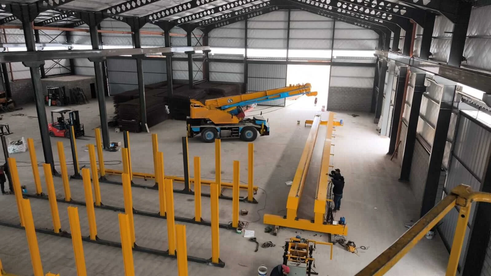 grua elevadora a punto de levantar puente grua del suelo