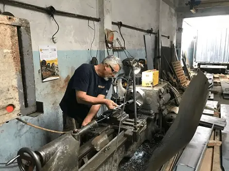 persona trabajando en el torno