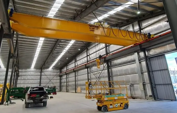 puente grua y camioneta