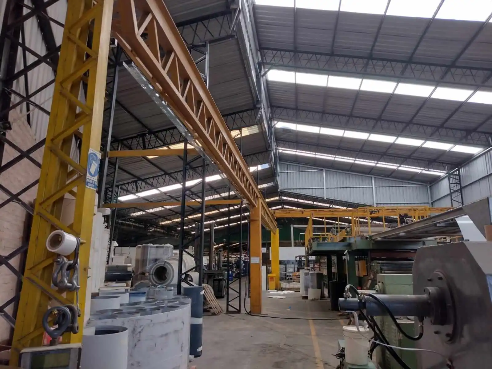 vista en perspectiva de columnas y puente