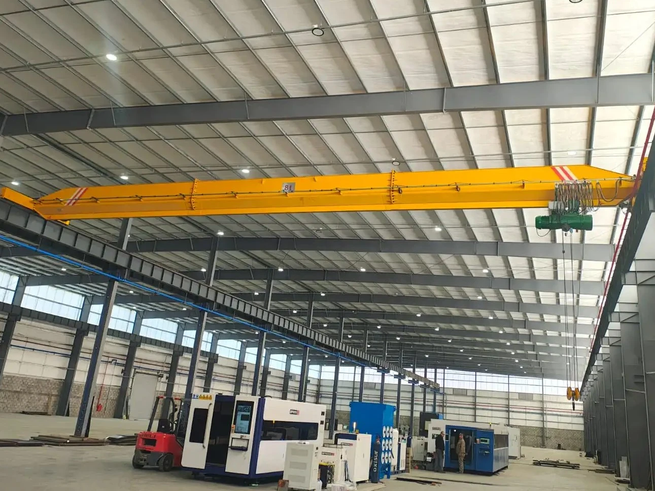 foto panoramica de puente grua en funcionamiento