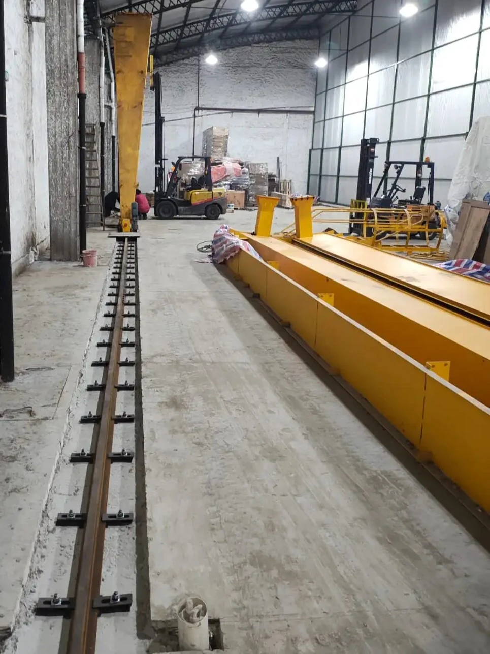 vista lateral de riel de portico